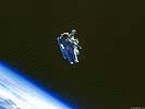 AstronautIn fliegt durchs All