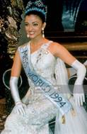 World-c1994-Southafrica-Miss_coronation035_side_stepping_to_curtsy-sitting_down_by_Aishwarya_Rai-Getty541261326