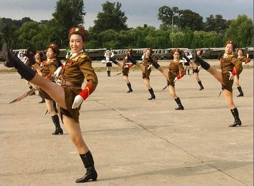 Militrischer Parademarschtritt hier von Chinesissen des Heeres.