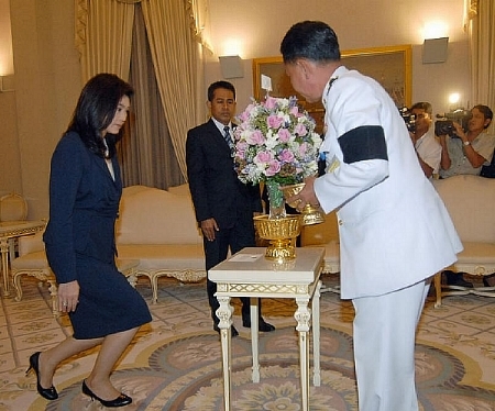 Mit einem formvollendeten Knicks durfte Yingluck Shinawatra, Thailands erste Frau an der Sptze des Ministerpräsidialamtes, das Blumengebinde 'ihrer' Prinzessin gegruessen – wurde dies 'eigentlich' auch von ihr erwartet, bis von allen so verlangt?