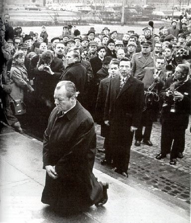 Willi Brand, amtierender Kanzler der Brundesrepublik Deutschlang kniet 1970 sehr unerwartet und berraschend, zwar durchazus mit polnischen Sitten vereinabr, doch an der Gedenksttte fr den jdischen Aufstand im warschauer Ghetto, neider.