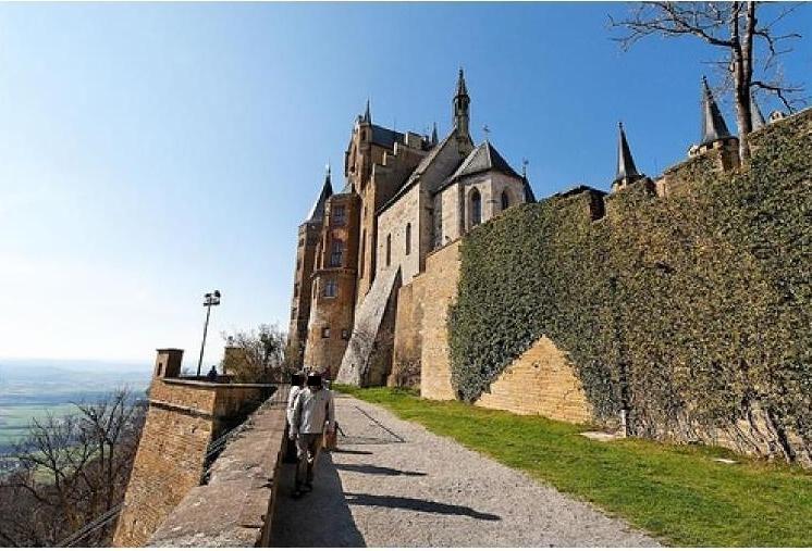 Anderheitsflühel des Hochschlosses mit Michaelskapelle über Festungsanlage mit Gartenbastion des Hohenzollern