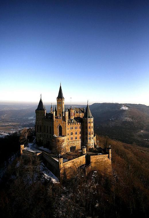 Burgfestung mit Hochschloss  aus der Luift von Westen her gesehen mit Spitz und Sinnfrageturm, vor Mittelgebirge