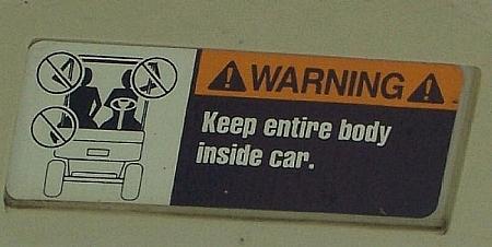 Das Hinauslehnen aus dem Wagen ist (selbstverständlich auch) verboten!