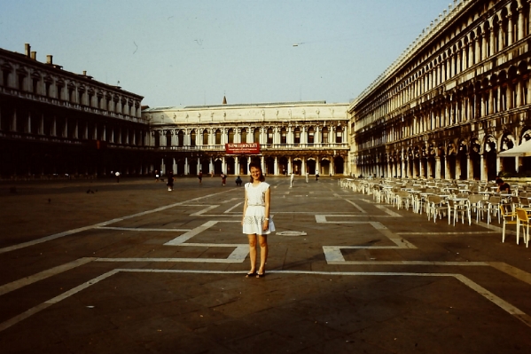 Piazza San Marco nach Westen mit napoleonischen Umgestaltungen des Markusplatzes zu Venedig.