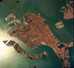 Venedig ist ein Stück Gold im Moeglichkeitenmehr. - Wie/Wenn eine Insel ein Stück Land im Meer.